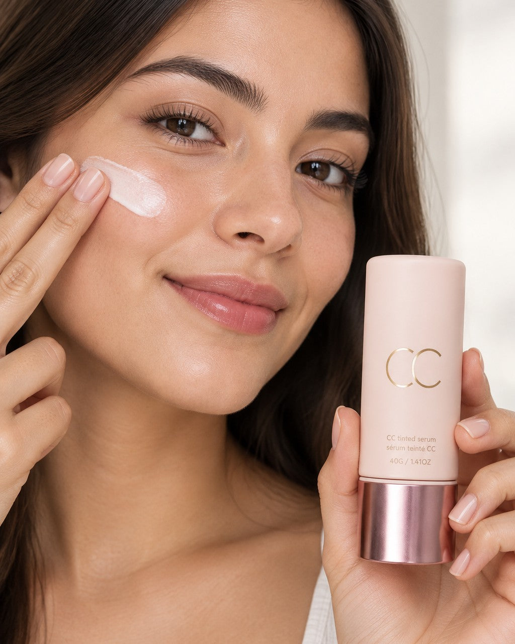 Mujer aplicando Base Camaleón CC, frasco de 40 g