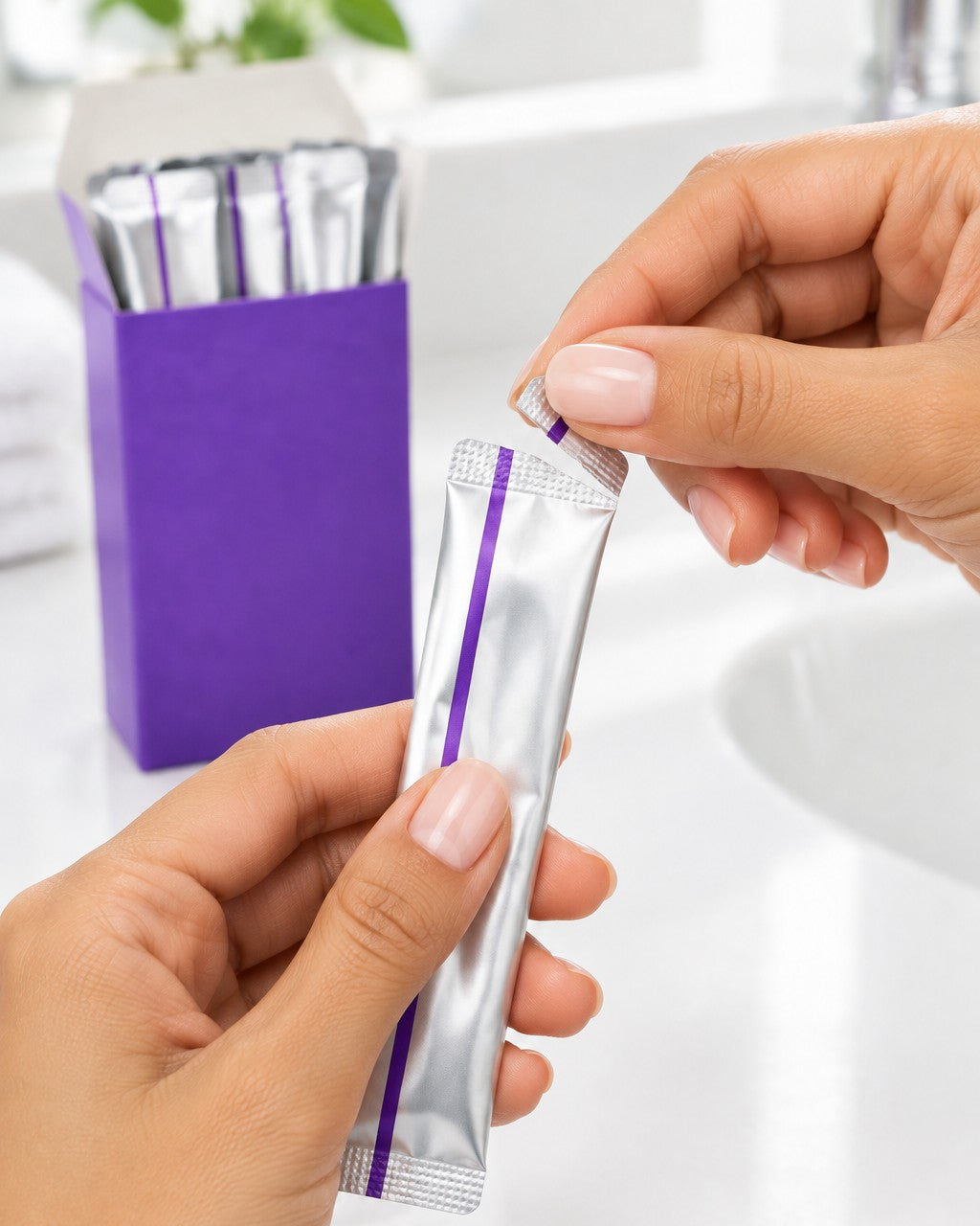 Abriendo un sobre monodosis de enjuague púrpura