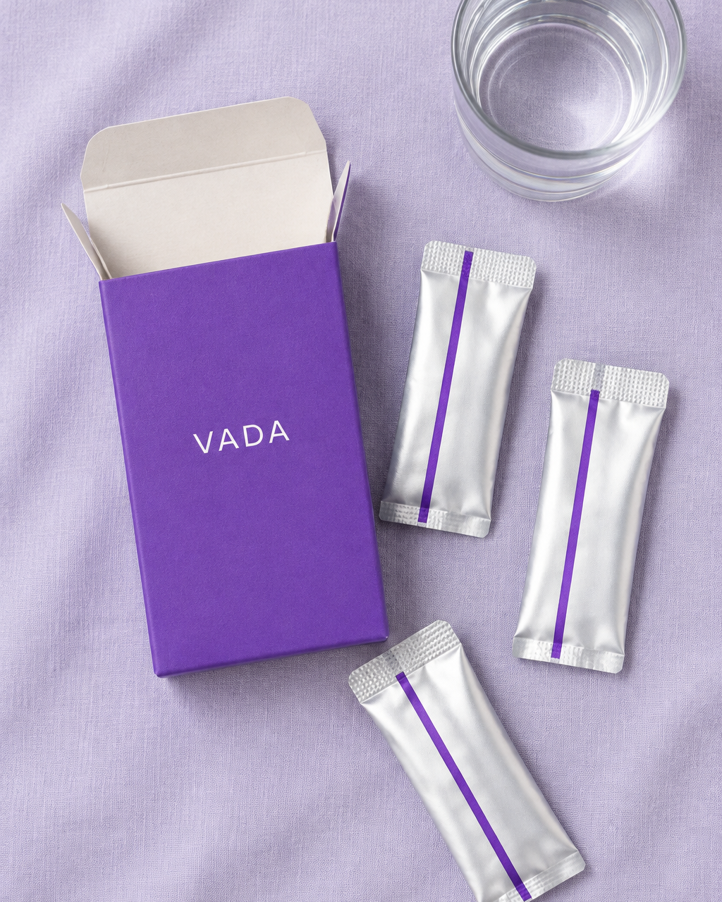 Caja, sobres y vaso de agua