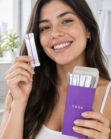 Mujer sonriendo con el sobre de enjuague